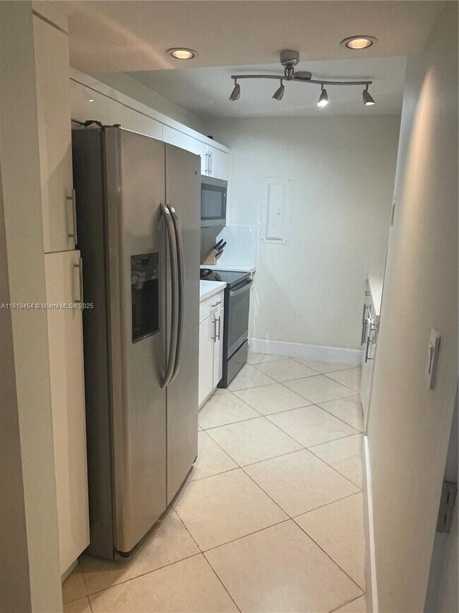 Building Photo - 2625 Collins Ave
