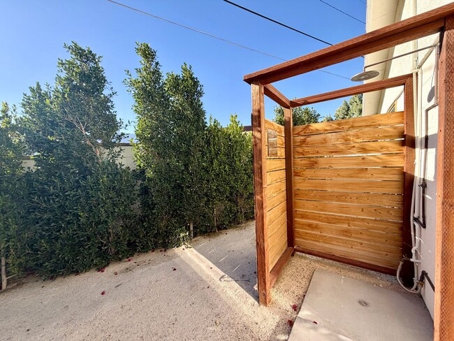 Building Photo - AVAILABLE NOW!! 2 Bedroom 1 Bathroom House in Cathedral City!