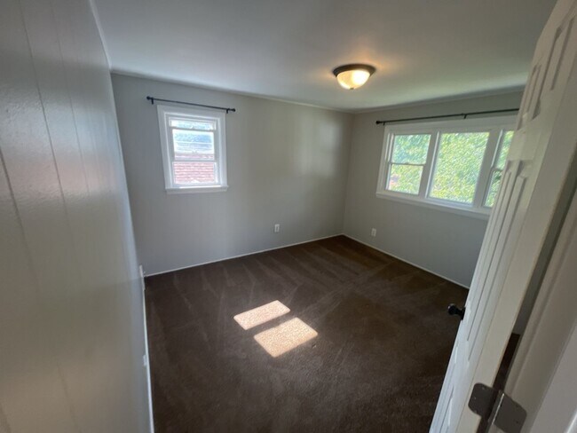 Building Photo - Charming 2-Bedroom Property in Prime Location