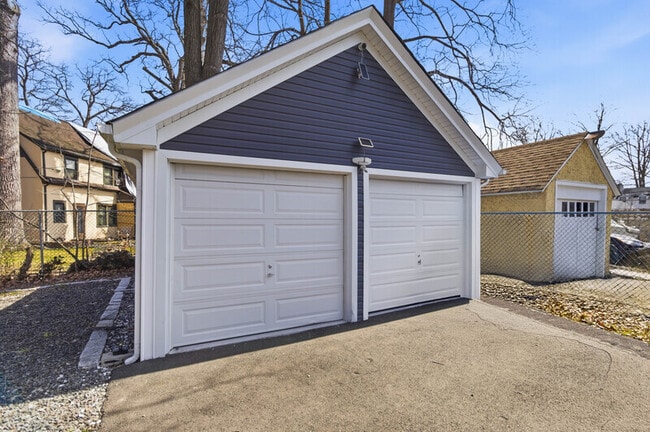 Building Photo - 925 Plainfield Ave