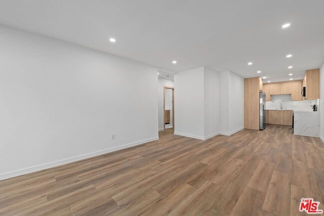 Building Photo - 2447 Beachwood Dr