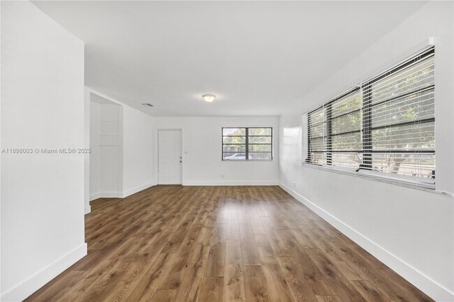 Building Photo - 500 NE 136th St