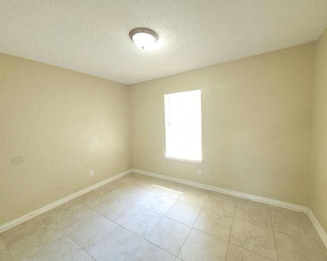 Building Photo - 6506 Colonial Dr
