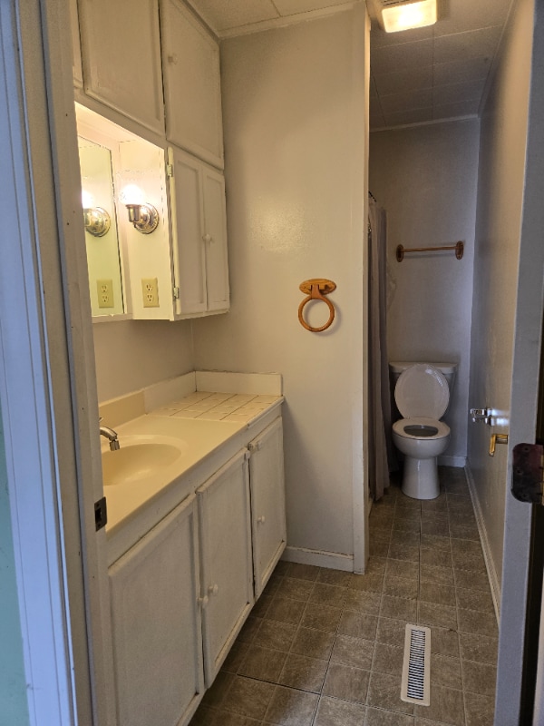 Building Photo - 252 S Oak St