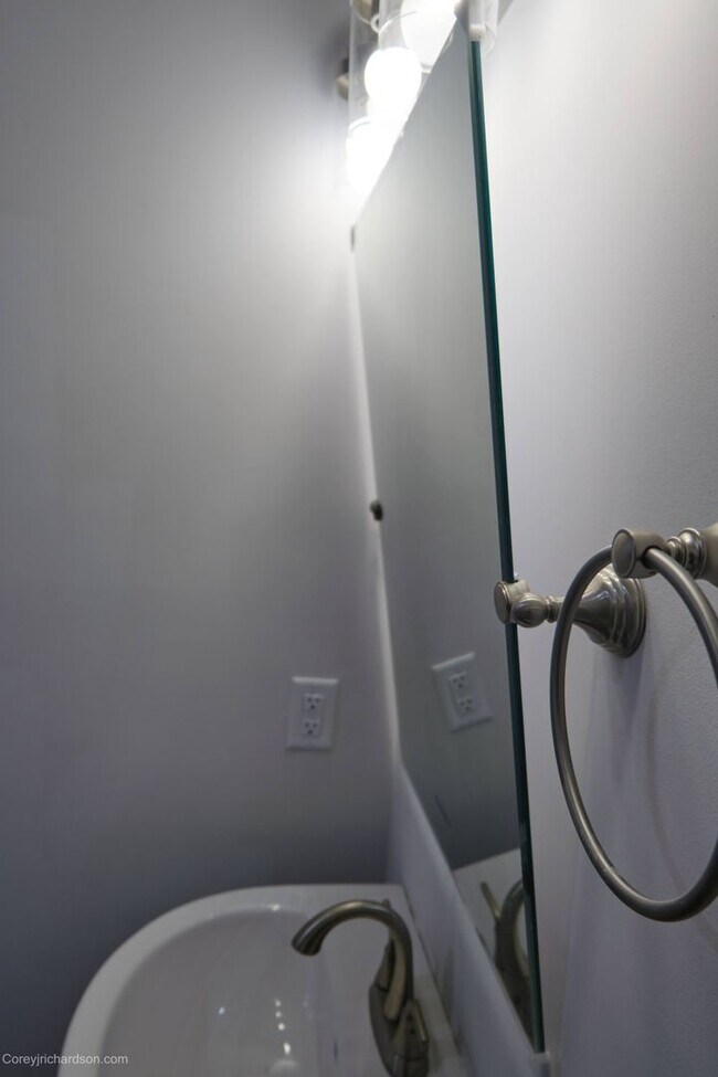 Building Photo - 727 Grandmas House