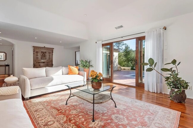 Building Photo - 937 Camino Viejo Rd