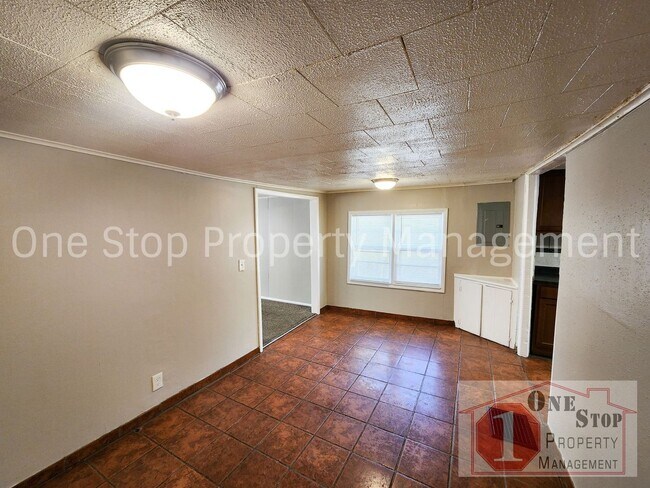 Building Photo - Come See this Charming 2-bedroom, 1-bath H...