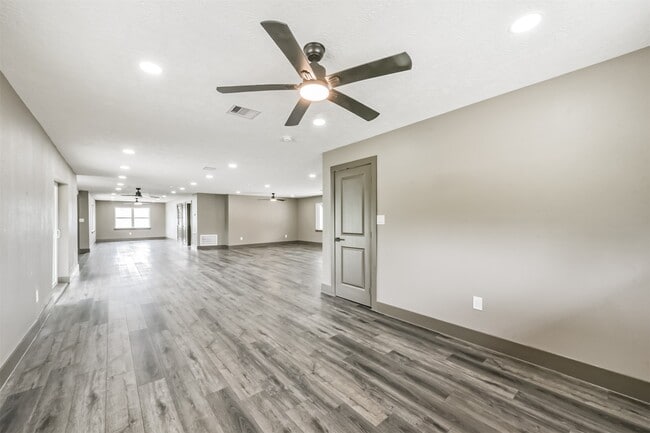 Building Photo - 9030 Almeda Genoa Rd