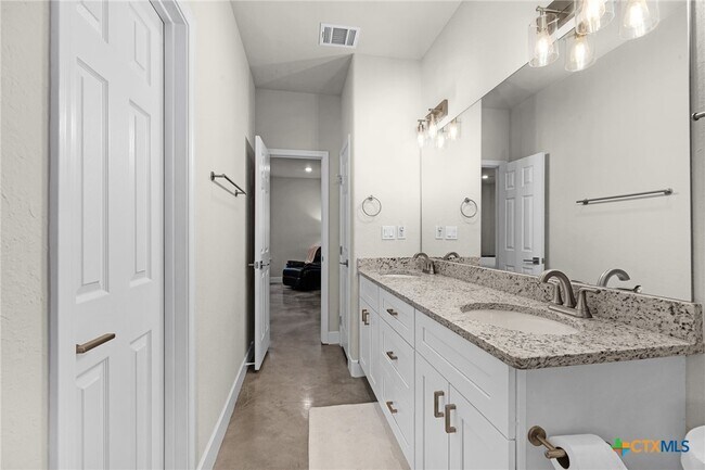 Building Photo - 446 W Overlook Dr