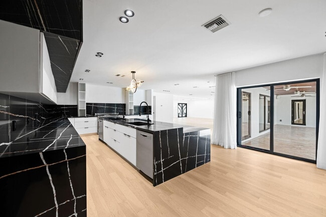 Building Photo - 5220 N 31st Pl