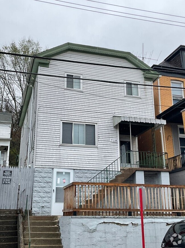 Building Photo - 4 Bedroom 2 Bath in Mckees Rocks!