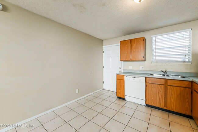 Building Photo - 1012 2nd St S