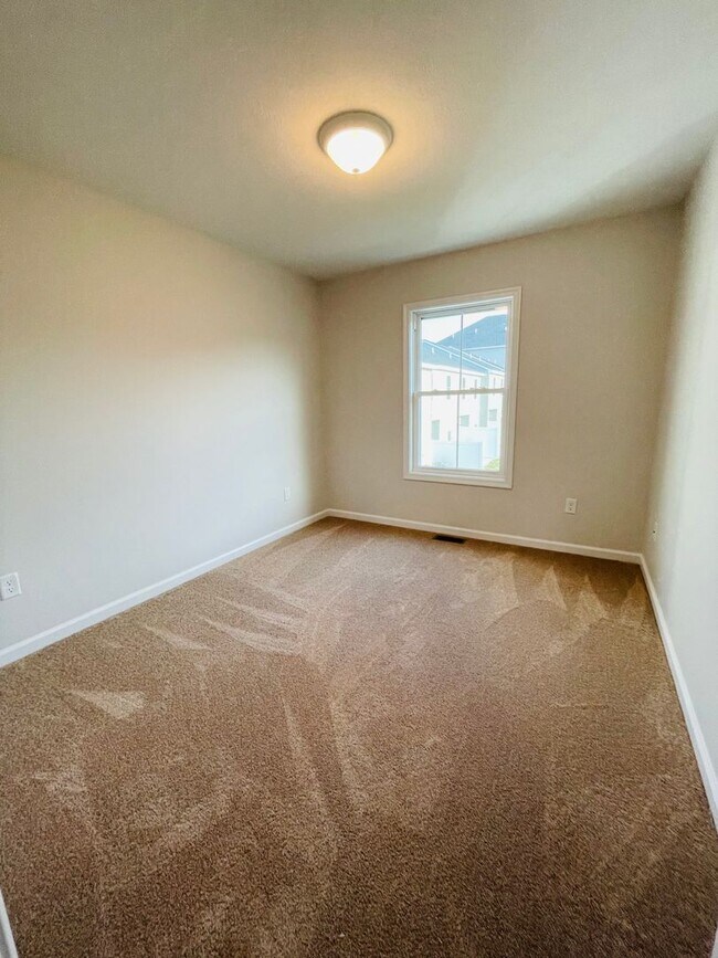 Building Photo - Like New Townhouse for Rent