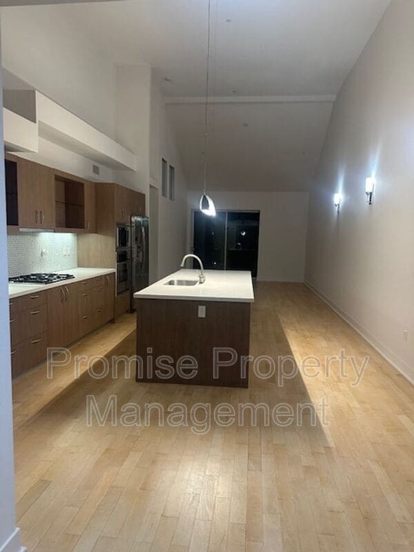 Building Photo - 12837 Moorpark St