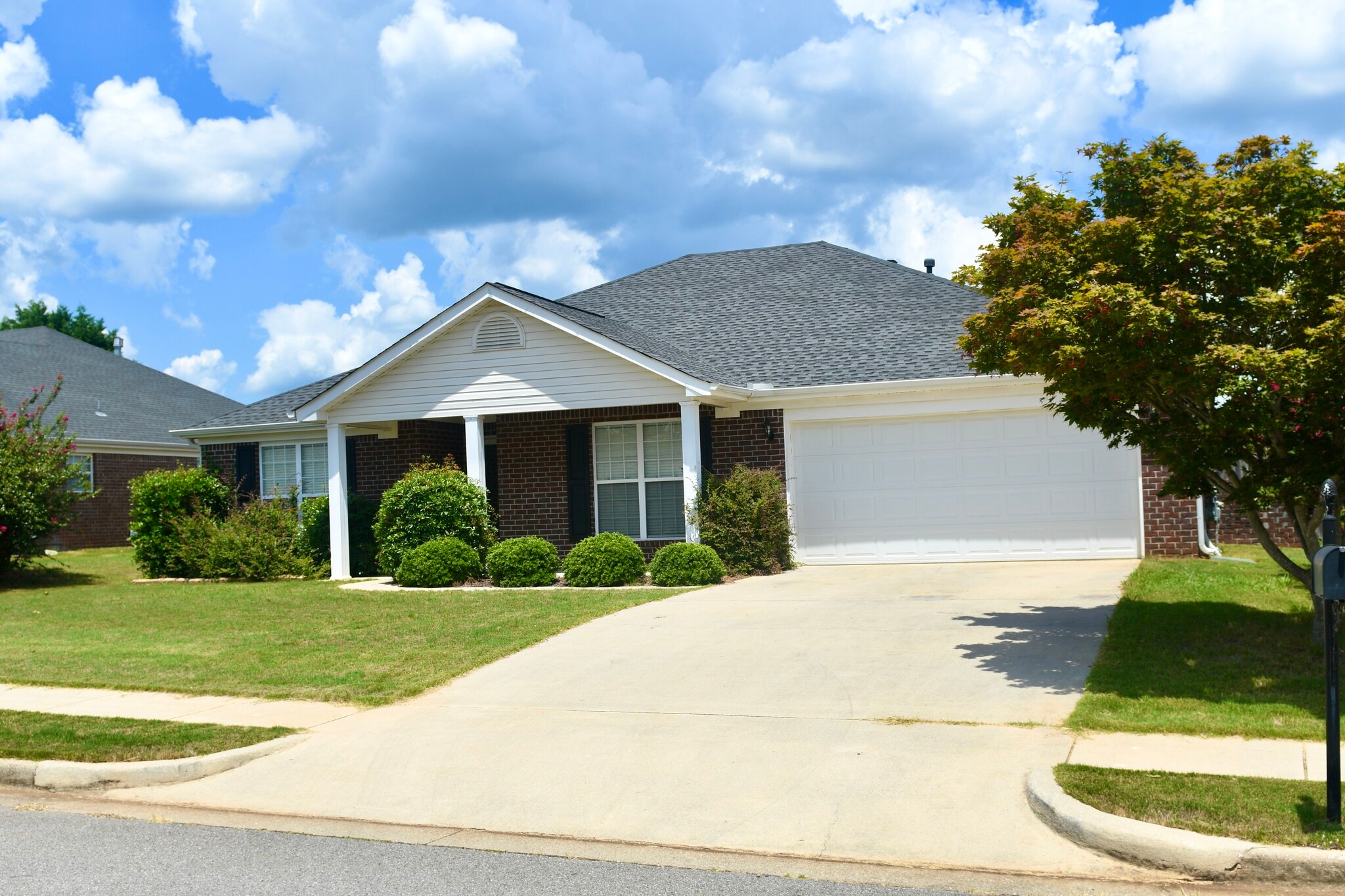 Double Car Garage - 104 Kings Cross Dr