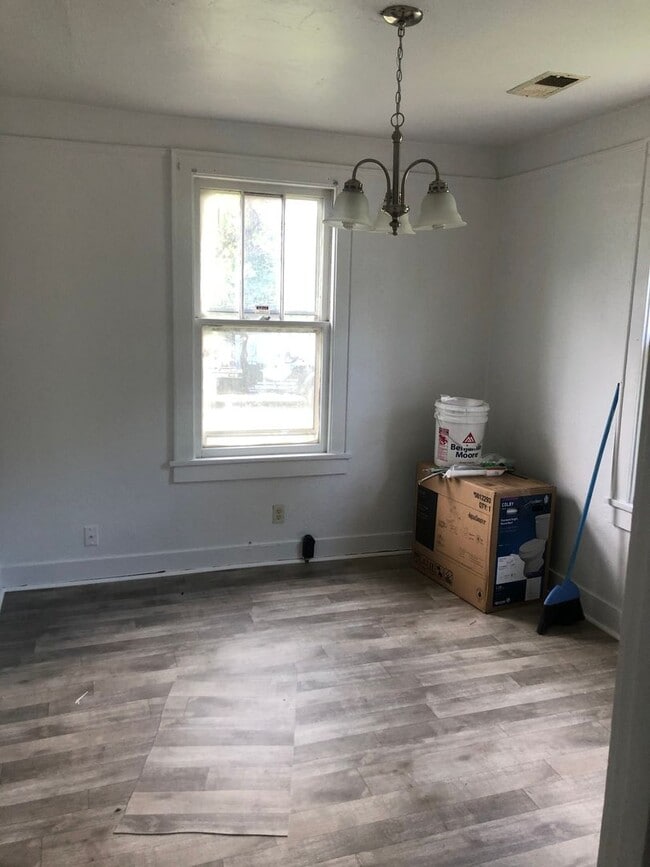 Building Photo - Charming Ranch