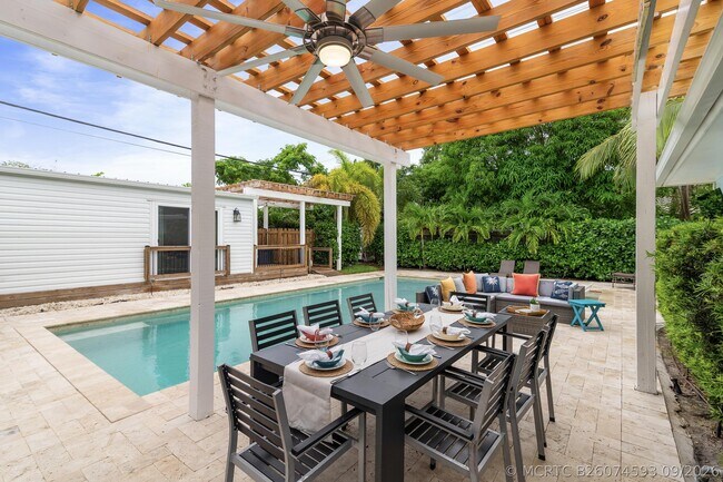 Building Photo - 1601 S Palmway