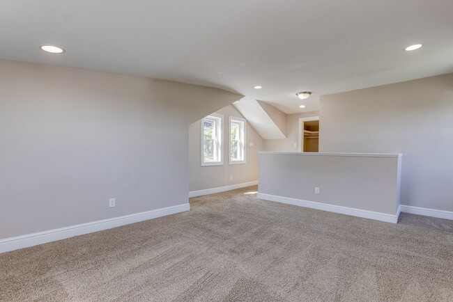 Building Photo - Available MAY 2026 - 2 Bedroom, 2 Bath Home w/ CRAZY City Views!