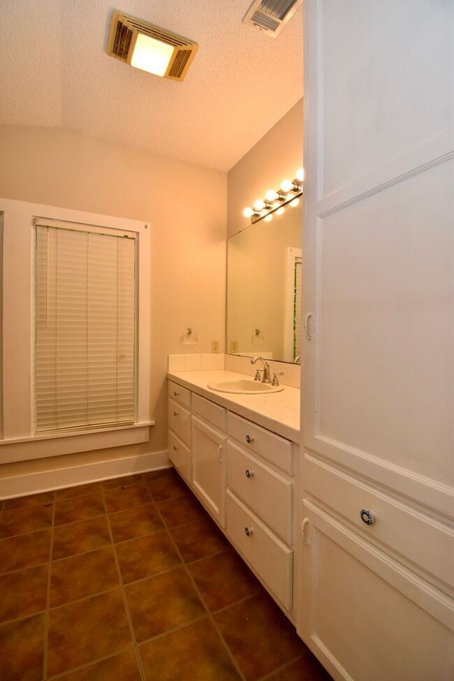 Building Photo - Cute Two Bedroom House, Close to LA Tech!