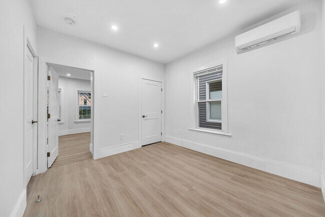 Building Photo - 92 Willow St