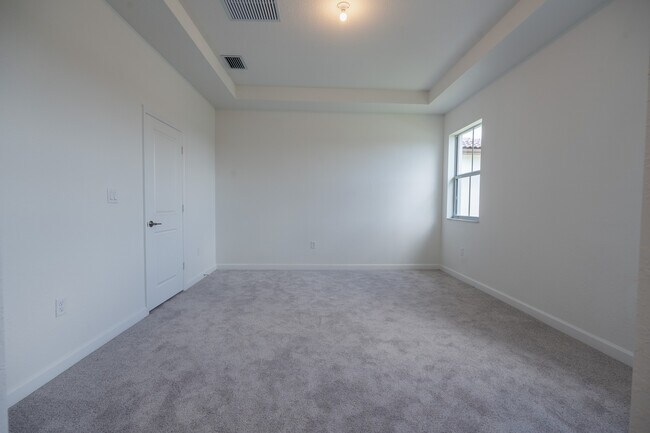 Building Photo - 2637 SE 24th Ct