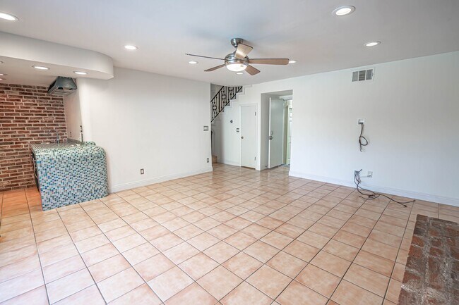 Building Photo - 3 Bedroom Pool Home for Rent in Granada Hi...