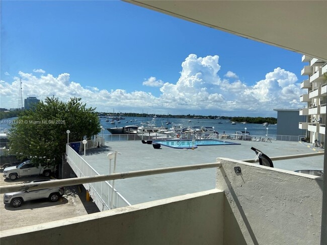 Primary Photo - 7904 West Dr