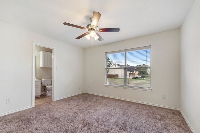 Building Photo - Available August 2026! 4 Bed/4 Bath Less than 2 Miles From A&M!