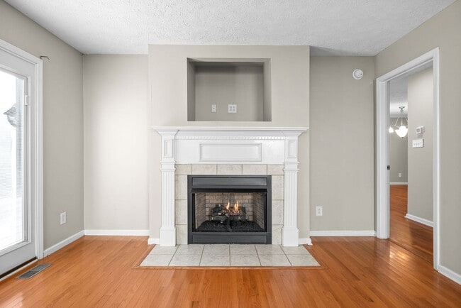 Building Photo - Pet Friendly Three Bedroom with Bonus!