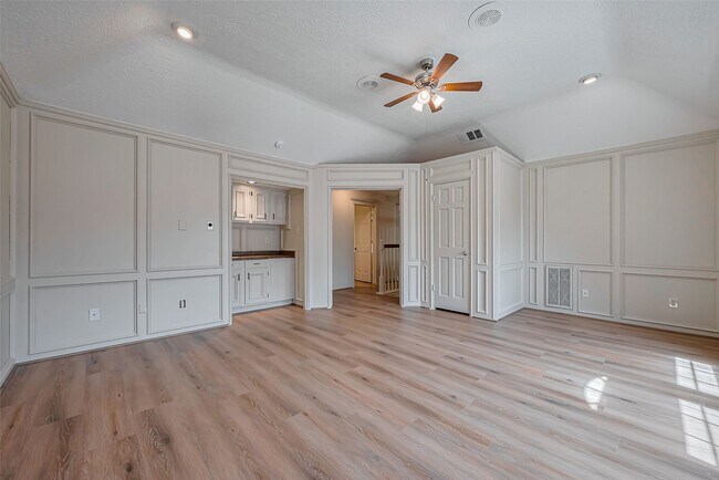 Building Photo - 2727 Raintree Dr