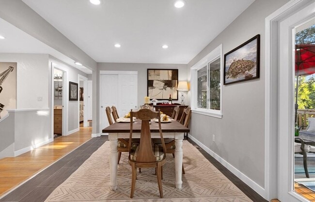 Building Photo - 4 Bed and 2 Bath Beautiful Bellevue Single...