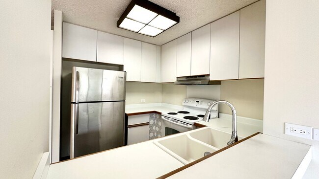 Building Photo - SPACIOUS 2 BED/2 BATH/1 PRKG & WASHER/DRYE...