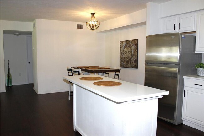 Building Photo - 9481 Highland Oak Dr