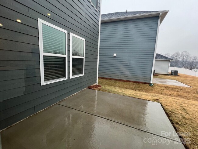 Building Photo - 1432 Wildflower St