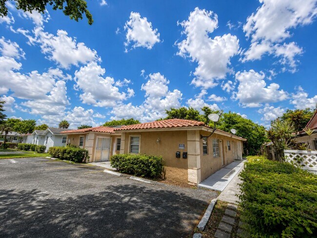 Building Photo - 4125 Woodside Dr