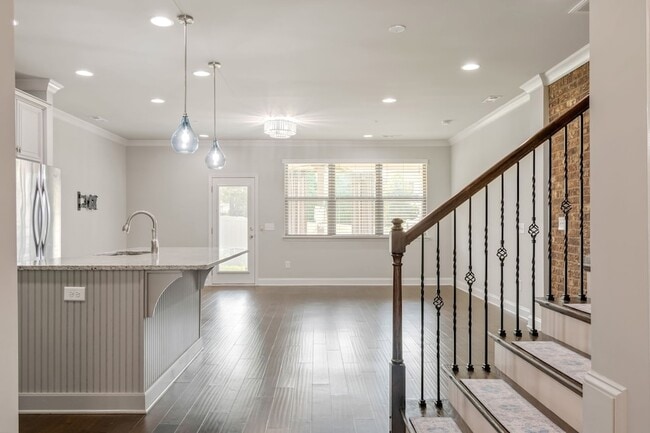 Building Photo - 1444 Channing Dr