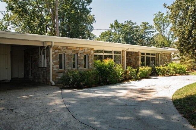 Building Photo - 627 Old Ivy Rd NE