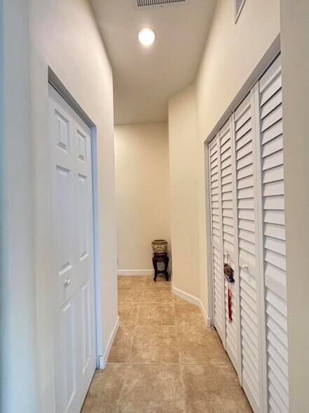 Building Photo - 6532 SE Broadmoor Ln