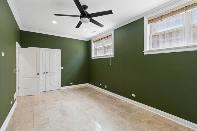 Building Photo - 7246 N Oakley Ave