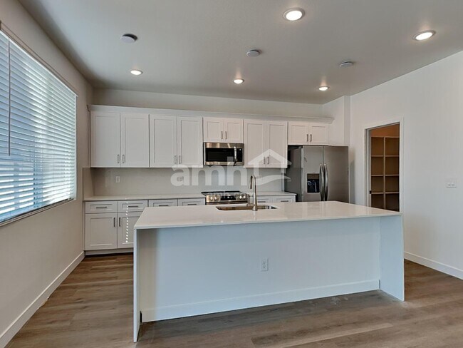 Building Photo - 9728 W Parkway Dr