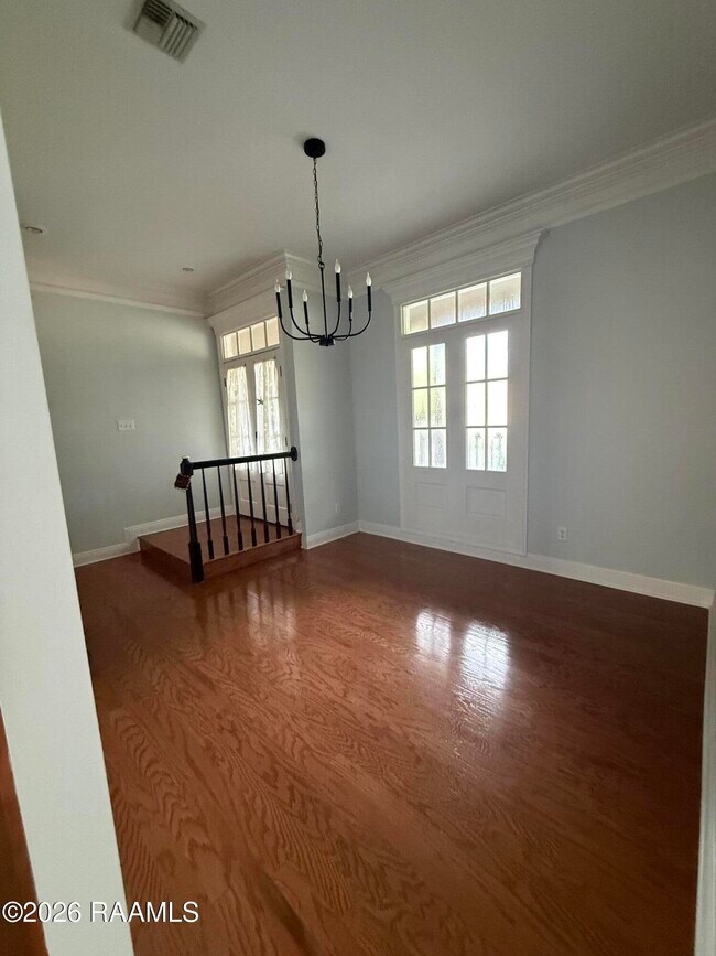 Building Photo - 1007 Southlake Cir