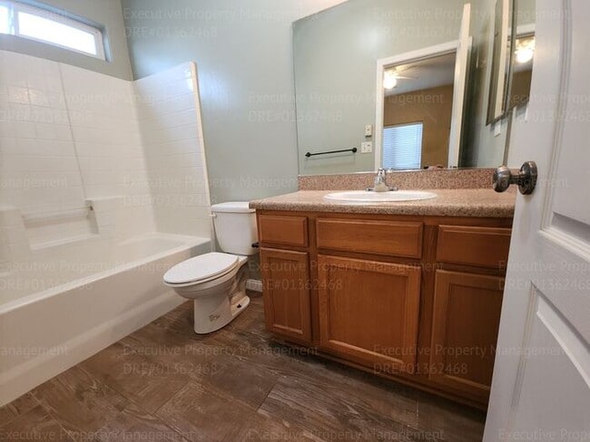 Building Photo - Charming 3 bedroom, 2 bathroom home locate...