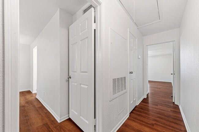 Building Photo - 9850 Pagewood Ln