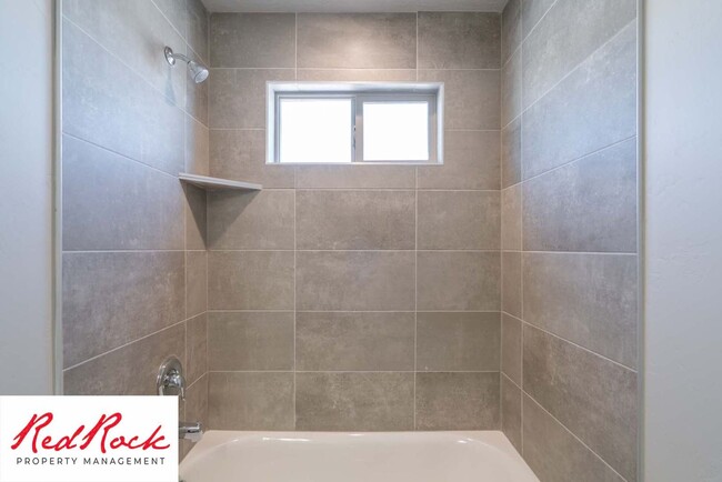 Building Photo - Spacious End Unit Townhome in Hurricane He...
