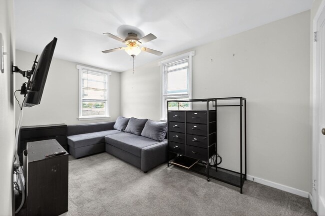 Building Photo - 3 Bedroom, 1 Bath Smart Fully Furnished To...