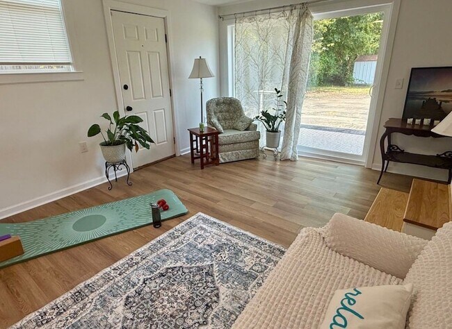 Building Photo - 2118 Crystal Dr