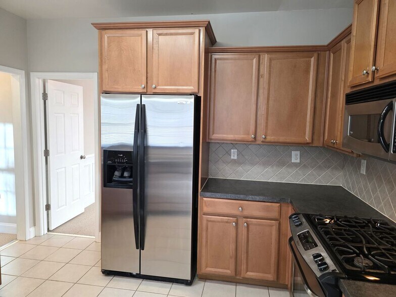 Building Photo - 617 Maple Grove Way