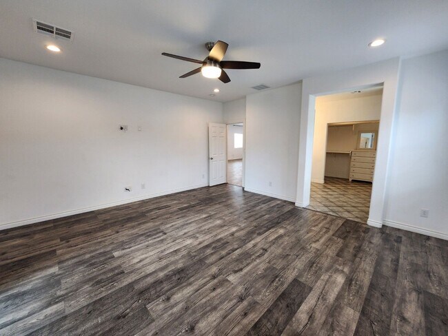 Building Photo - Single Story with Casita