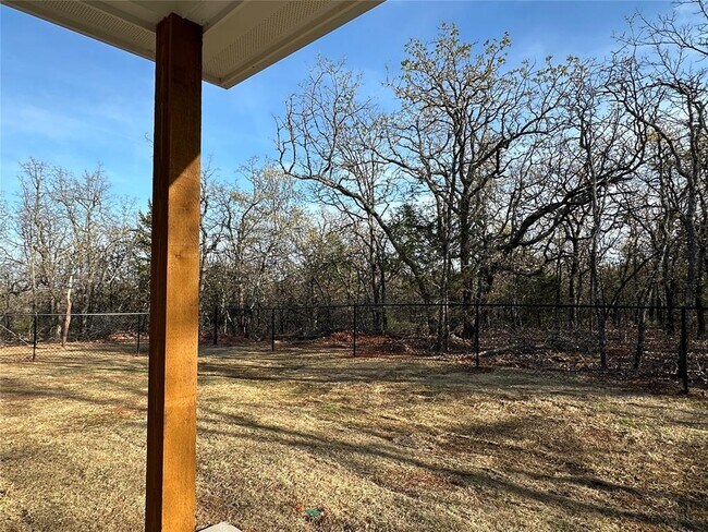 Building Photo - 17030 Oak Dr