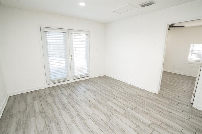 Building Photo - 1007 E 32nd Ave